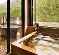 All 14 guest rooms have an en-suite open-air bath.