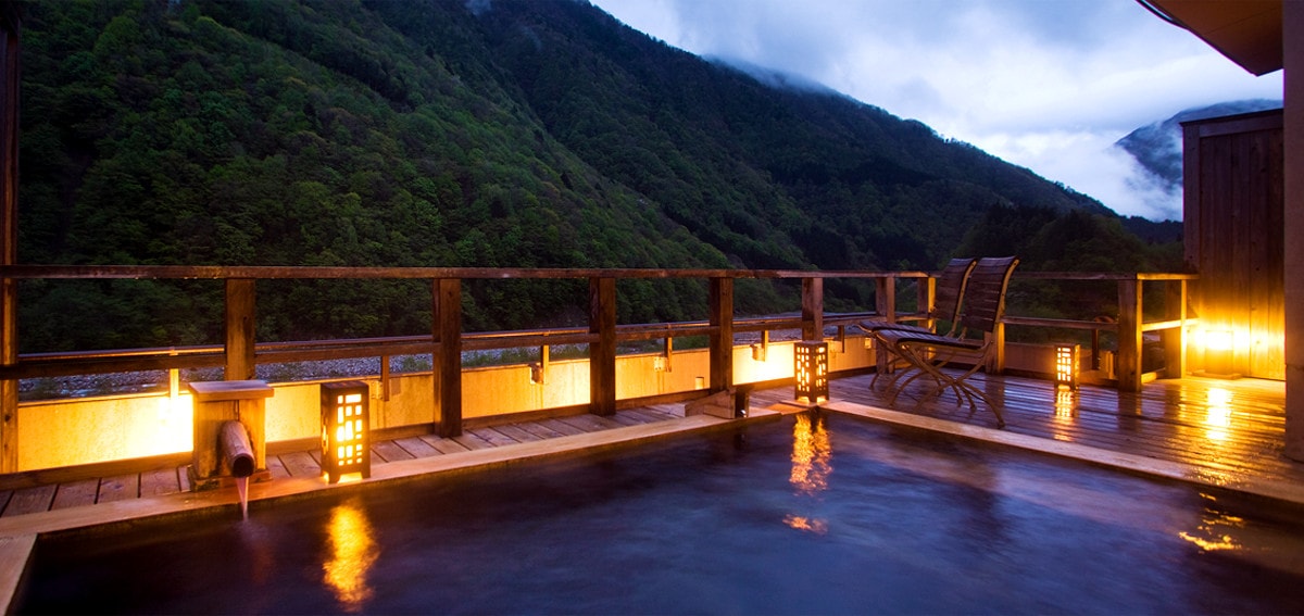 Enjoy the view of the star-filled sky from the private bath